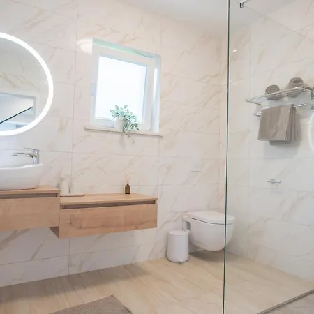 Laura Βίλα Santalezi