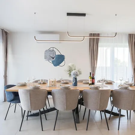 Laura Βίλα Santalezi